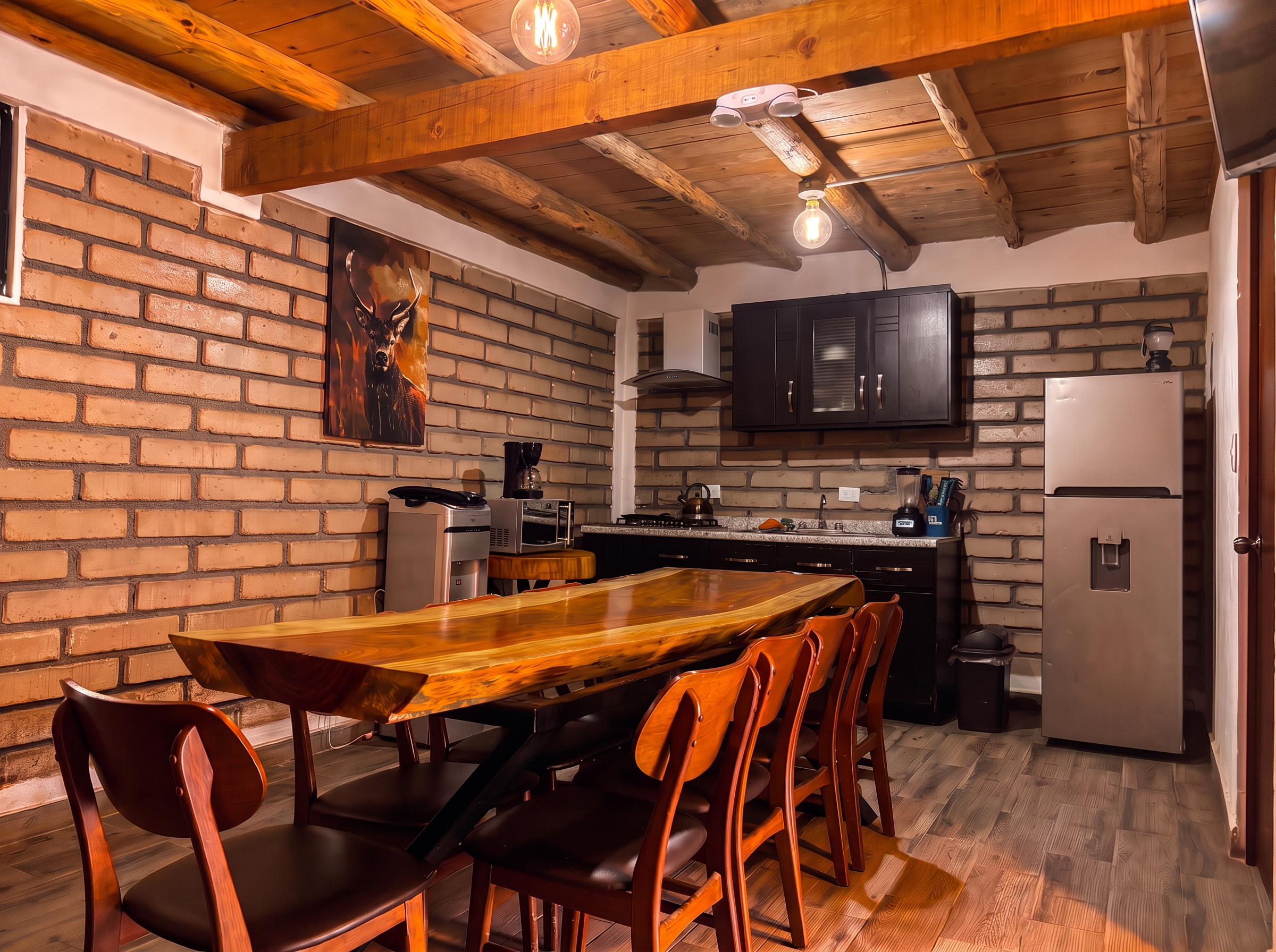 Cocina y comedor de ANDROMEDA con mesa de madera maciza, cocina equipada y decoración de fauna serrana