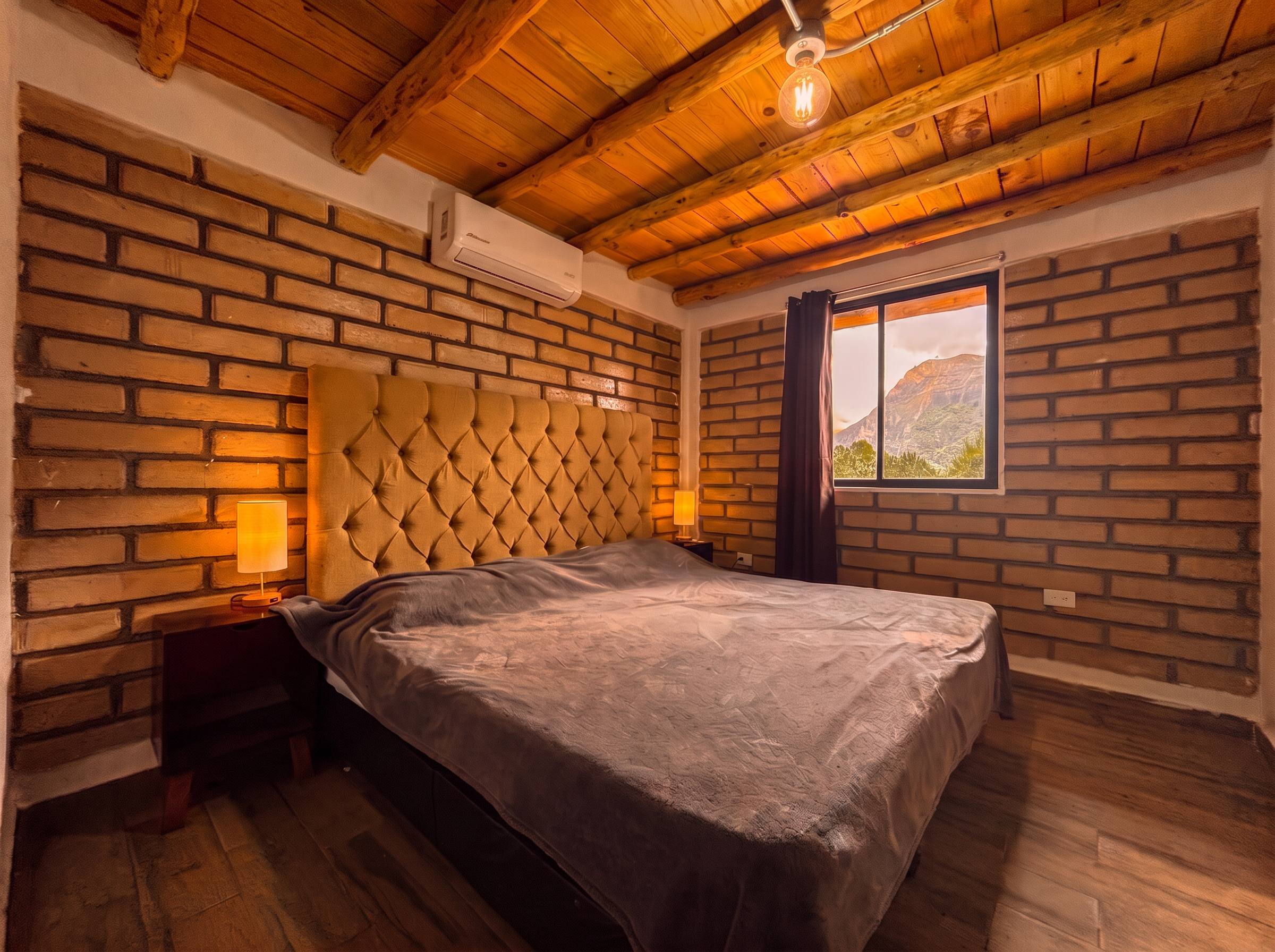 Segunda recámara de ANDROMEDA con cama matrimonial, ventana con vista al bosque y climatización