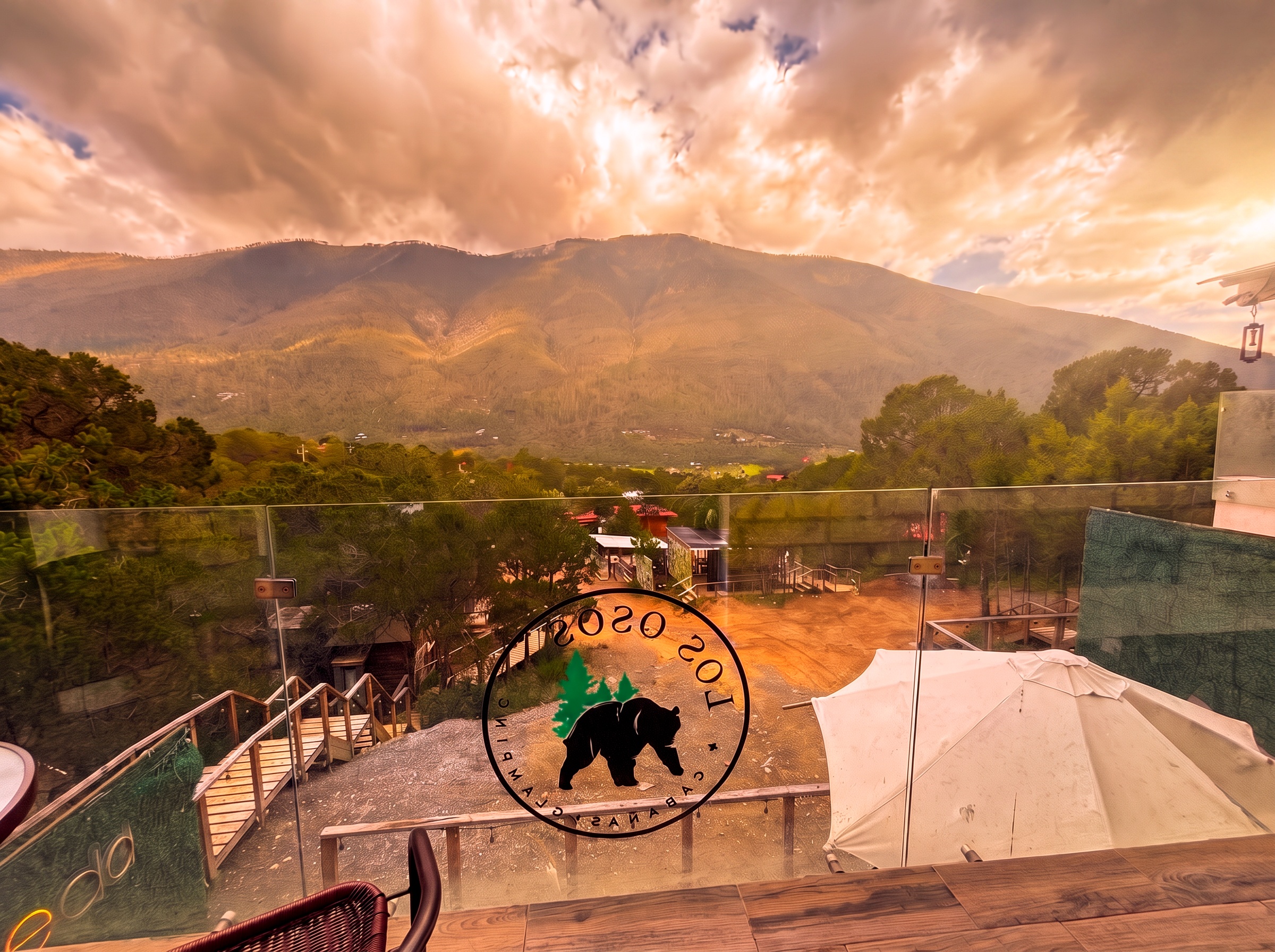 Vista panorámica desde la terraza de ANDROMEDA hacia la Sierra de Arteaga con pinos y montañas
