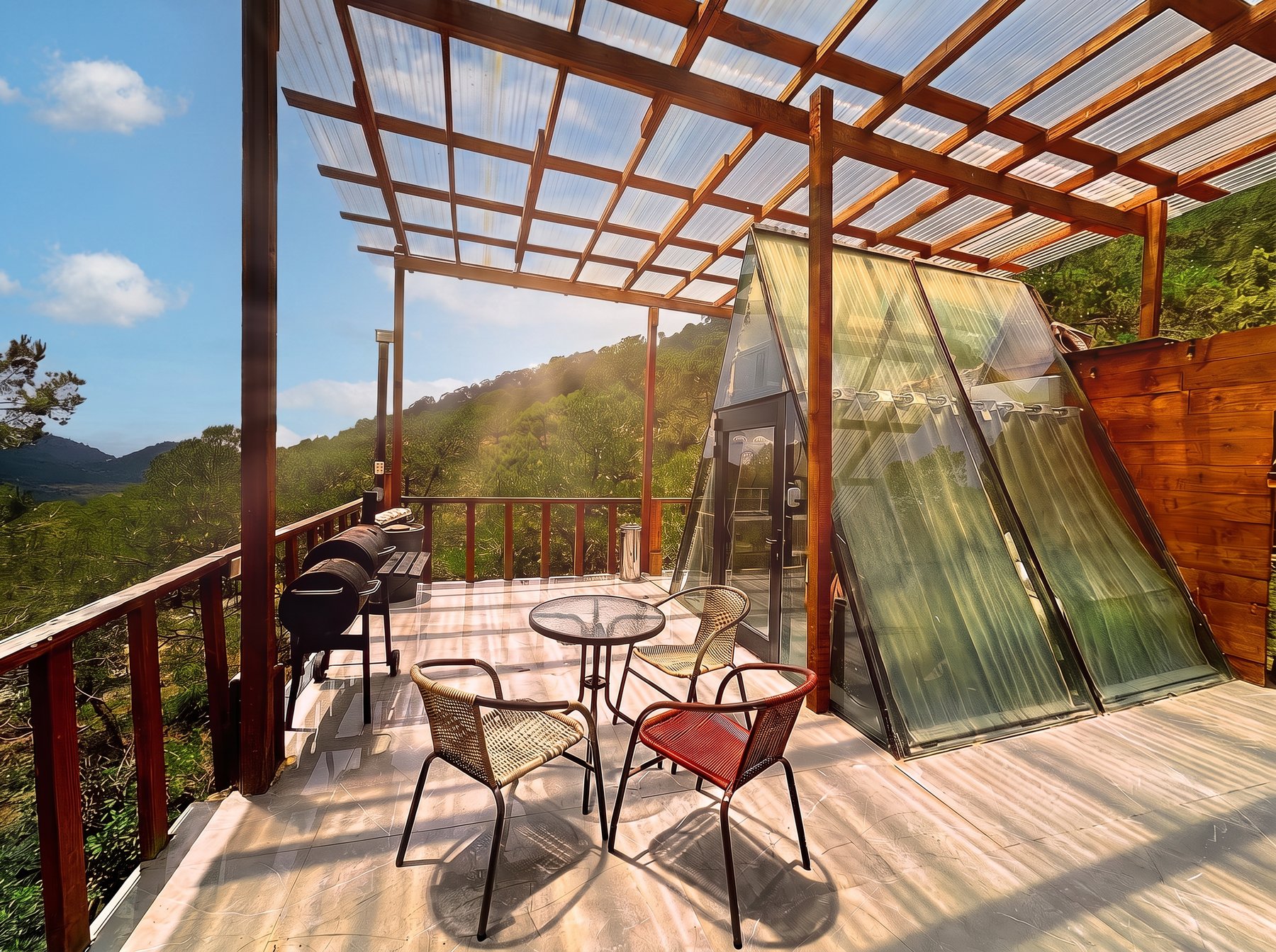 Terraza de ATENEA con vista panorámica a las montañas de la Sierra de Arteaga, mesa, sillas y asador bajo pérgola de madera